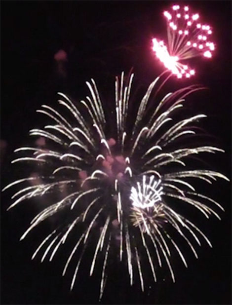 Willow fireworks 2.3 s after burst. The three smaller bursts are at earlier stages of development. The one in the upper-right corner is at 270 m above ground.