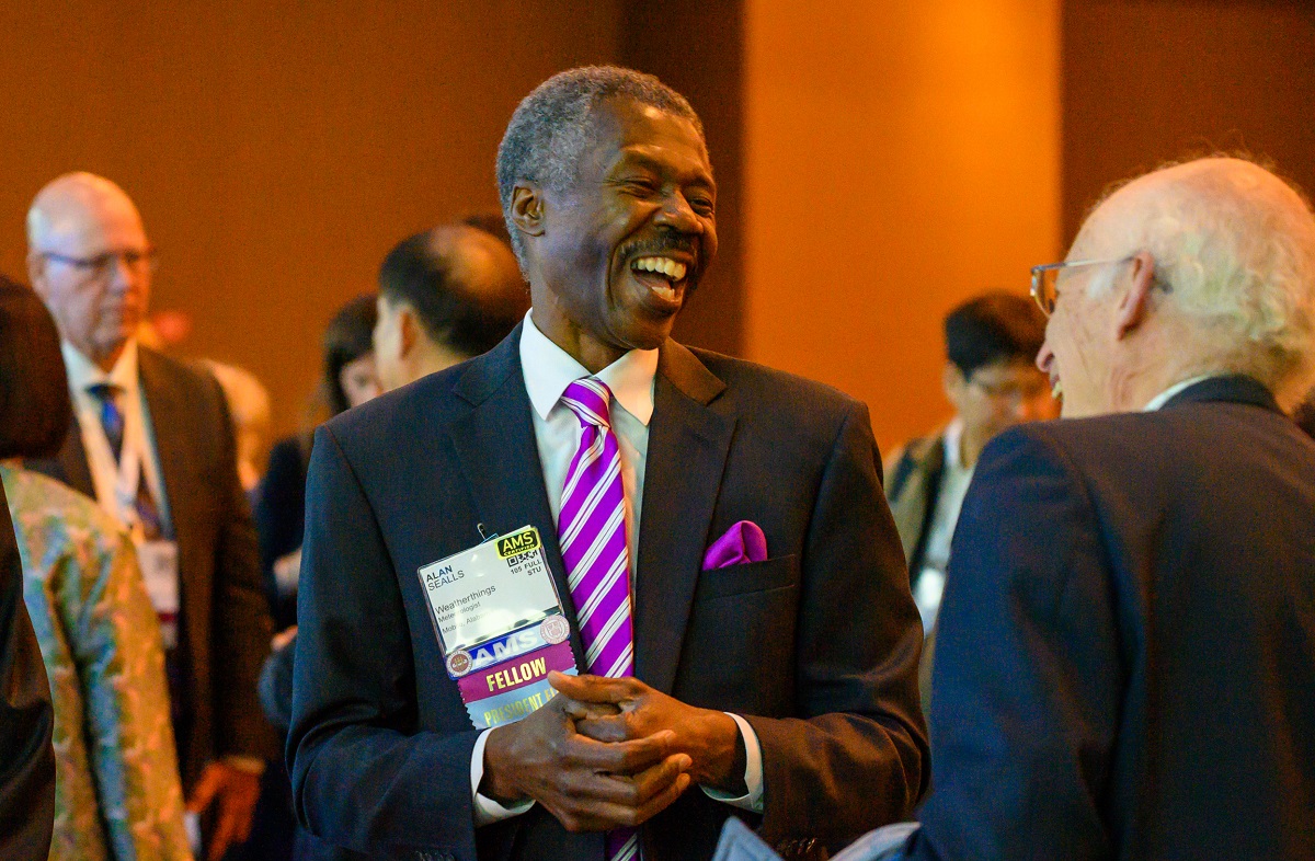 Alan Sealls speaks with attendees at the AMS 105th Annual Meeting